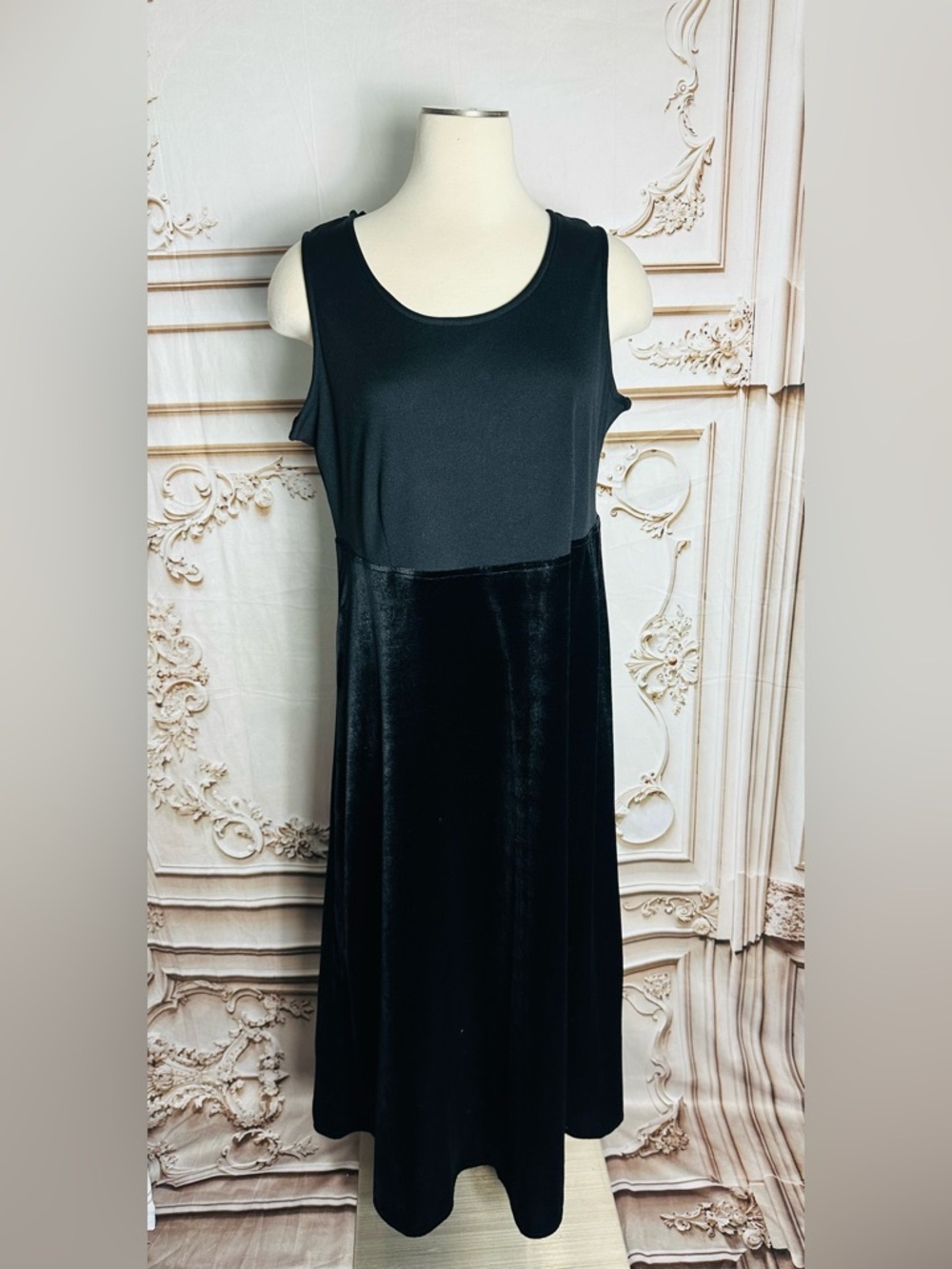 Black Sleeveless Velvet Maxi Dress - Women - Picture 2 of 8